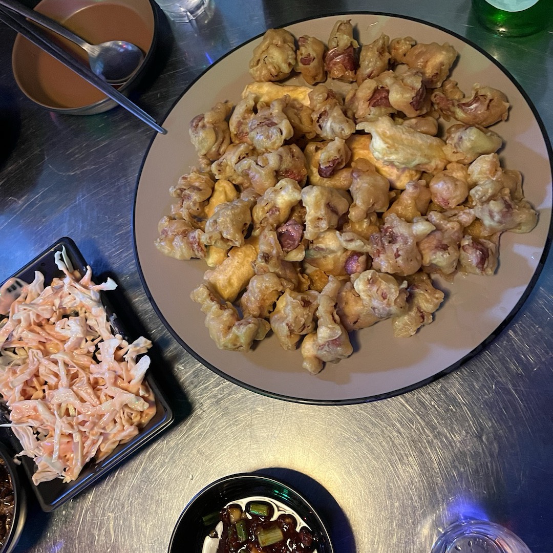 뭉티기 닭똥집 맛집.
 알바생들이 대구 사투리 어색하게 쓰고 분위기는 괜찮음