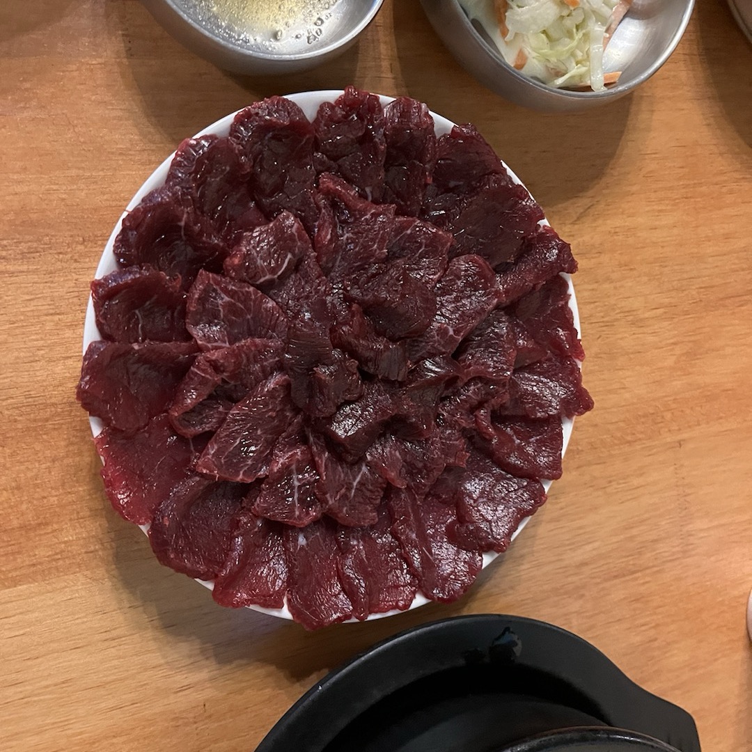 뭉티기 처음 먹엇는데 엄청 쫀득하고 맛잇음