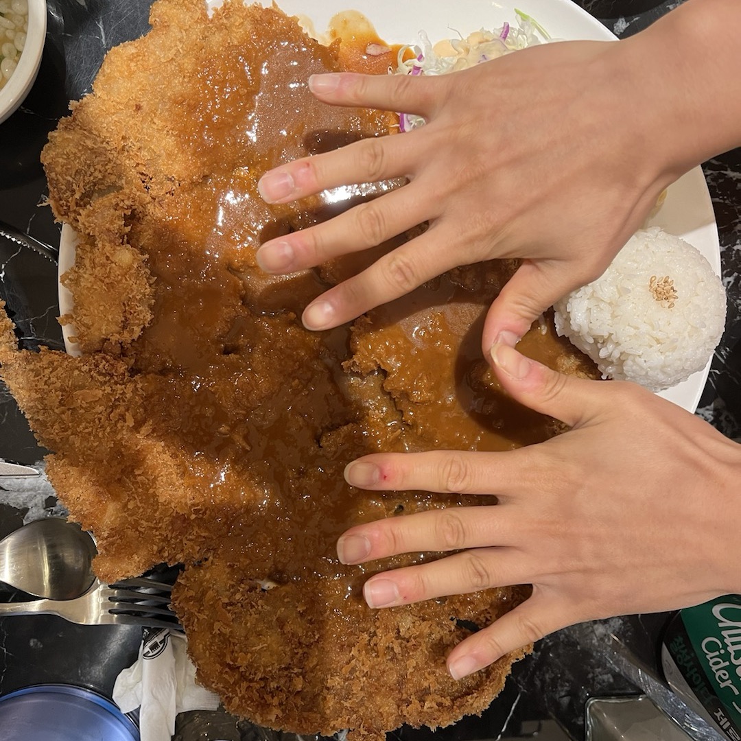 돈까스 한개로 남자 2명 먹어도 배부를양이고 맛은 일반 돈까스맛임.

스프랑 국은 셀프 맛잇음.