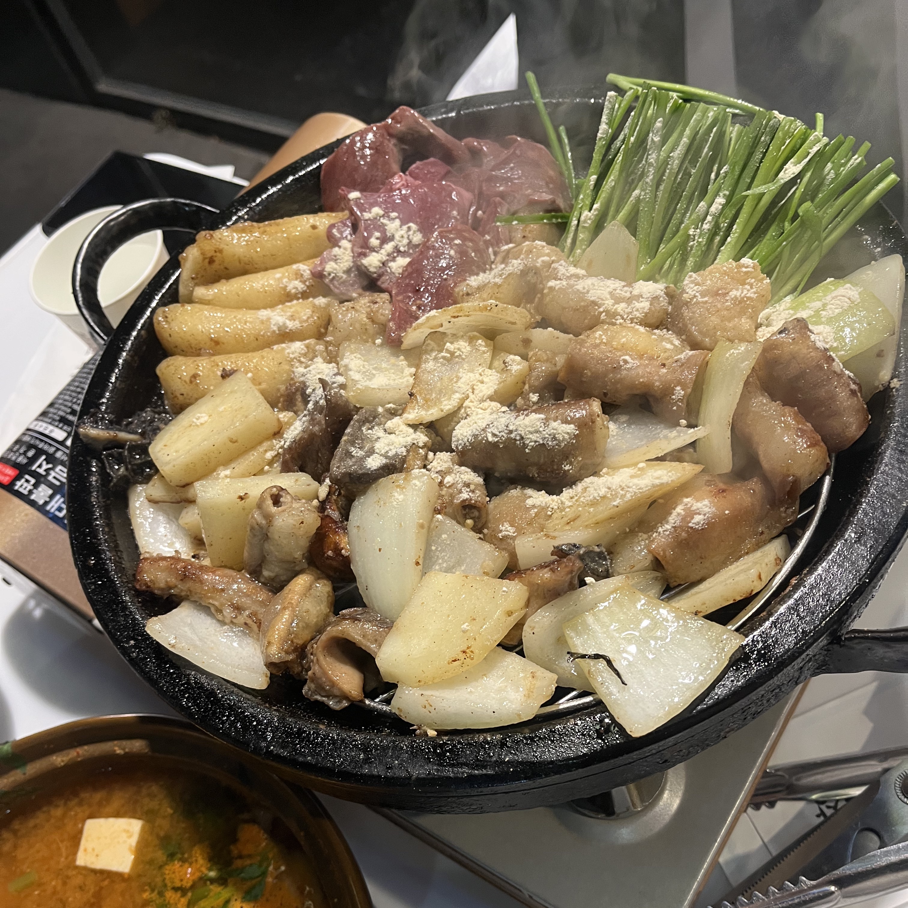 신도림 우월소곱창 비싸고 맛은 잇다 육회 맛있고 꽃게 된장찌개 맛잇음