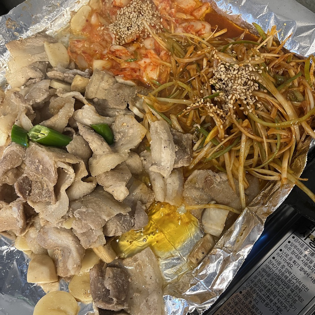 삼겹살 꾸워져서 나오고 파절이랑 같이 먹으면 맛잇음