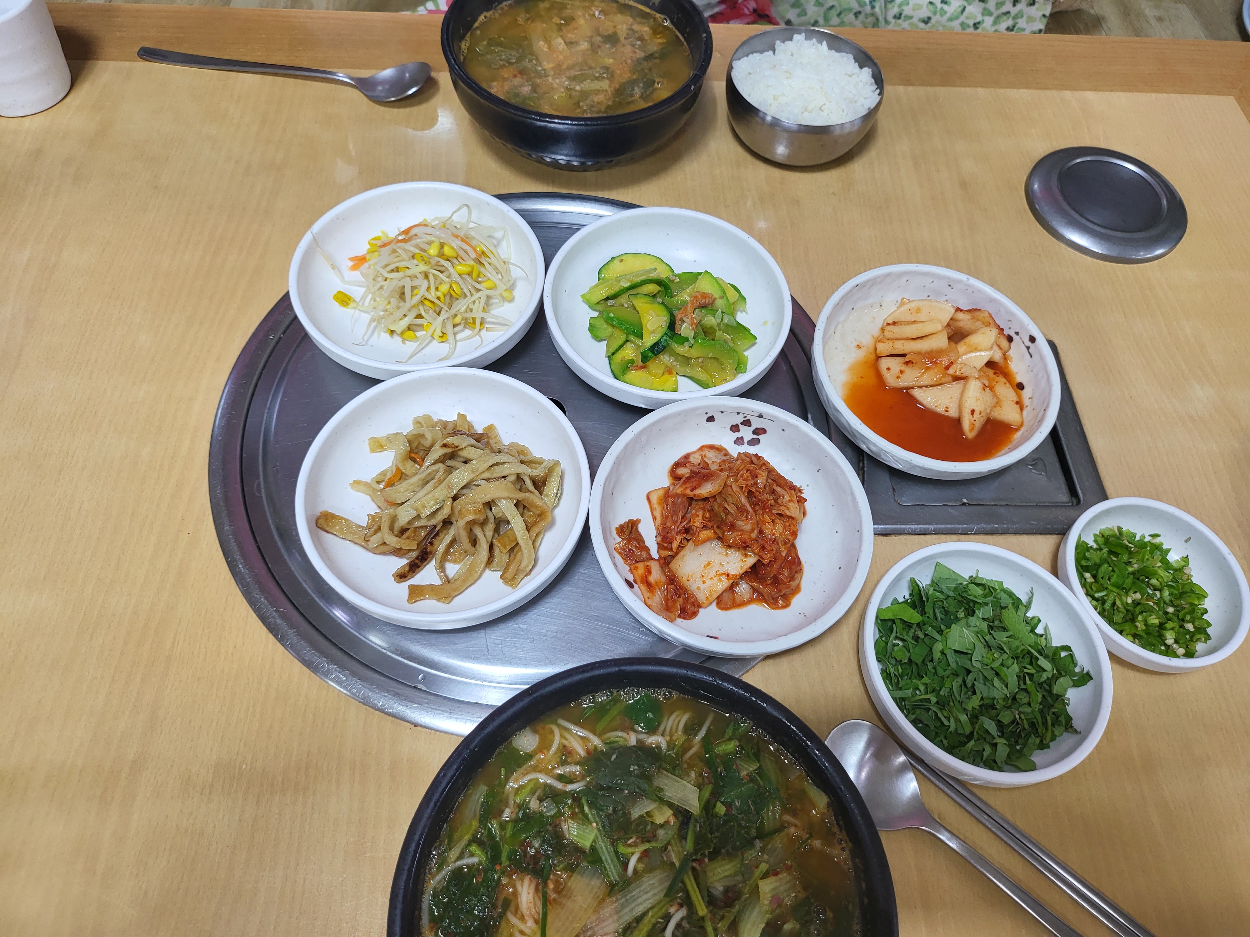 국물이 걸죽하진 않지만 맛있다. 방아 많이 줘서 좋음.
어탕 국수랑 어탕밥이랑 맛이 좀 다른데 밥이 국물이 더 진하다.