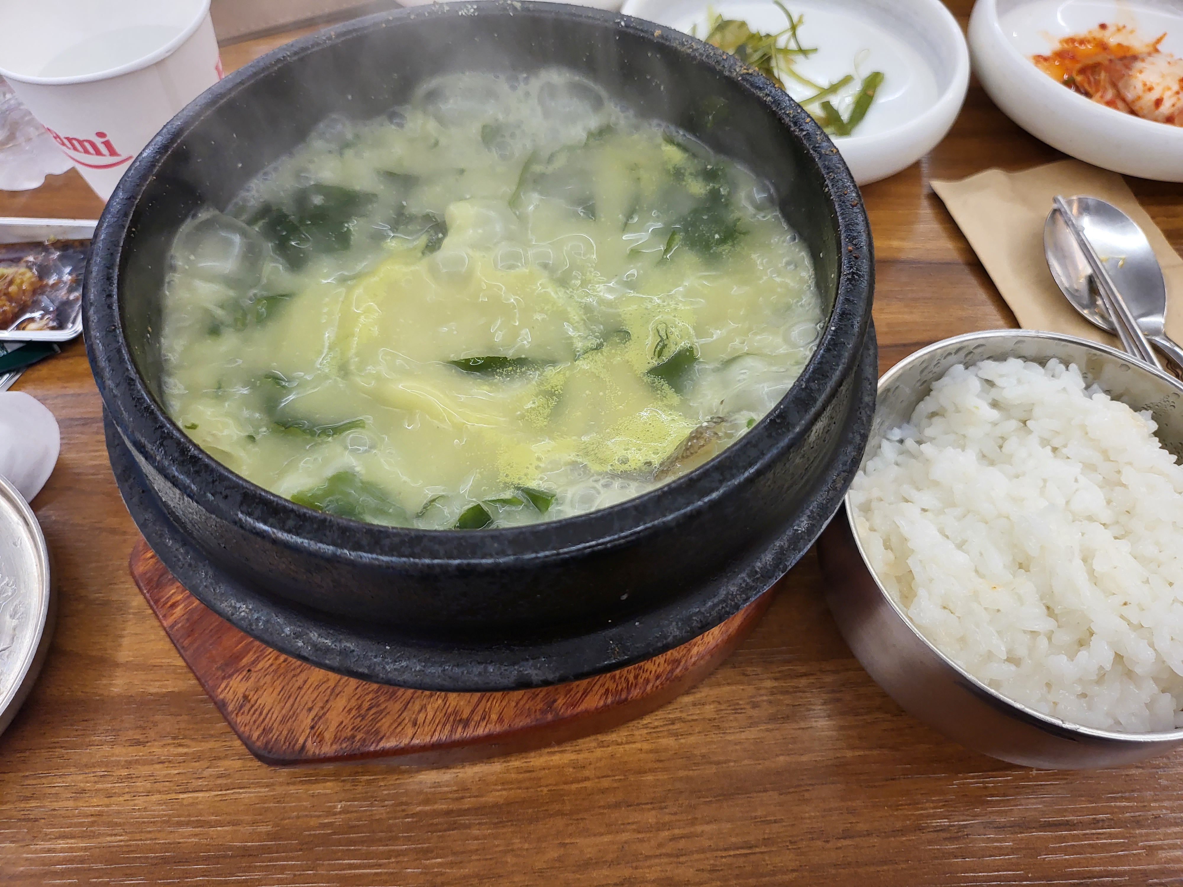 맛있는 생선 구미 미역국 집.
양 많아서 미역국만 시켜도 됨.
생선 구이는 화덕에서 구워서 나와서 맛있음