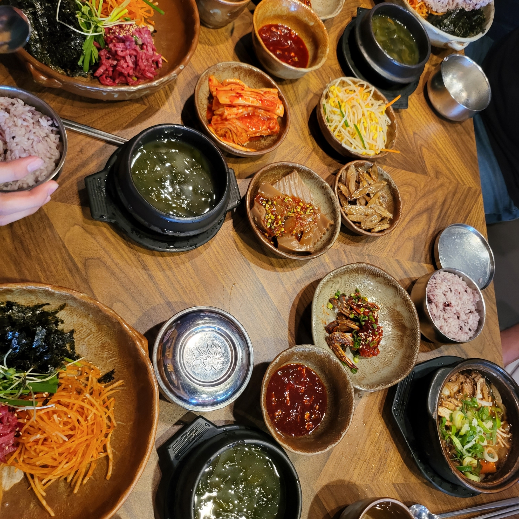 적당한 가격에 적당한 맛. 비빔밥에 육회를 많이 주긴하나 그리 맛있는 편은 아님. 반찬도 그리 맛있지 않음