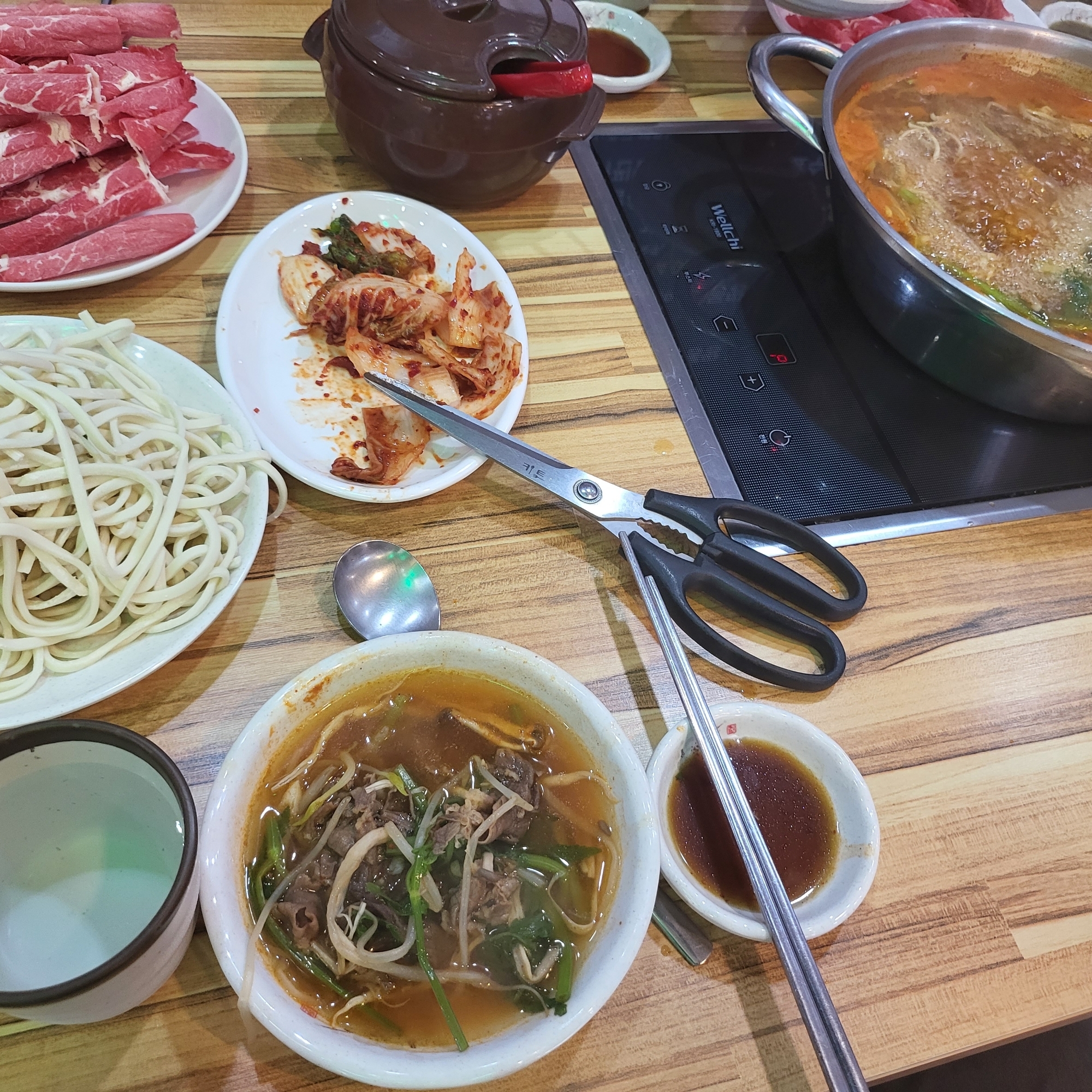 맛있고 다 좋은데...
지금 세번 연속 이상한게 나온다.
1. 제습제 알갱이
2. 김치에서 생선 뼈 조각
3. 버섯 뿌리 부분의 딱딱한 것