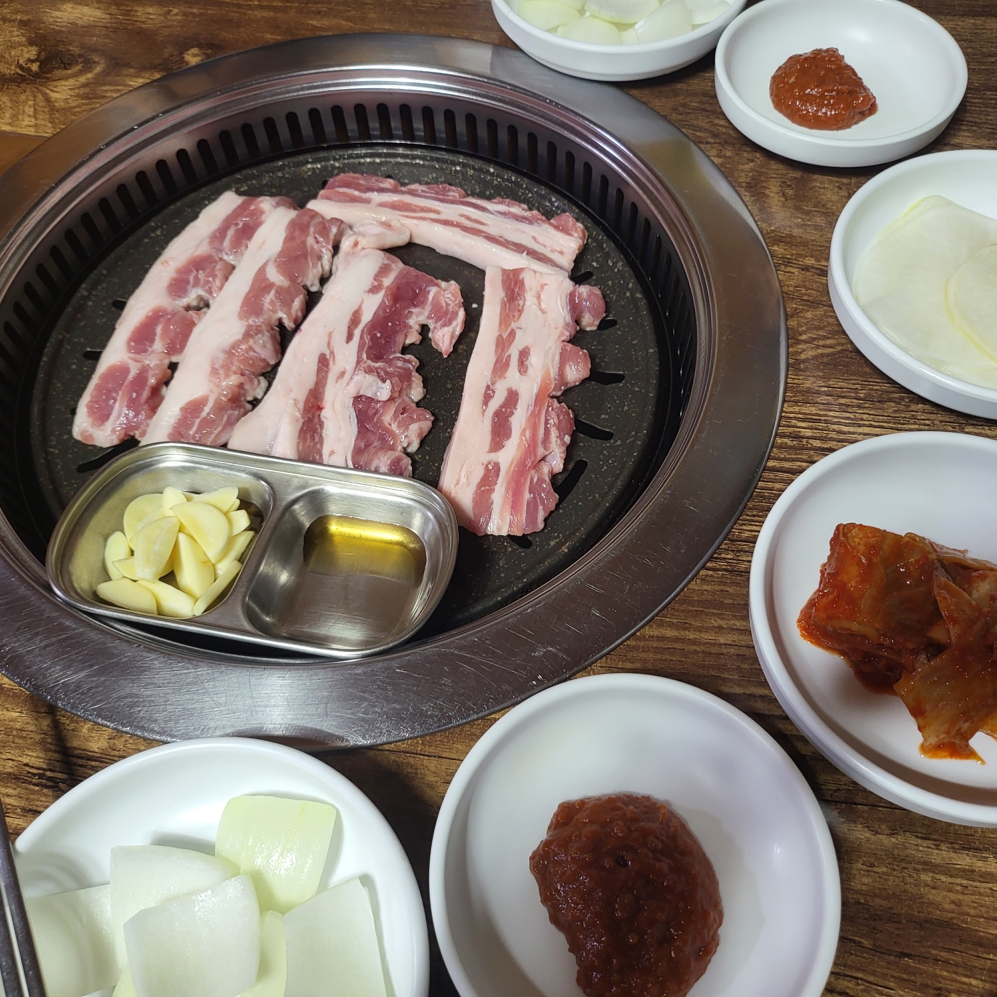 고기랑 김치가 맛있다. 음식이 대체로 짜다.