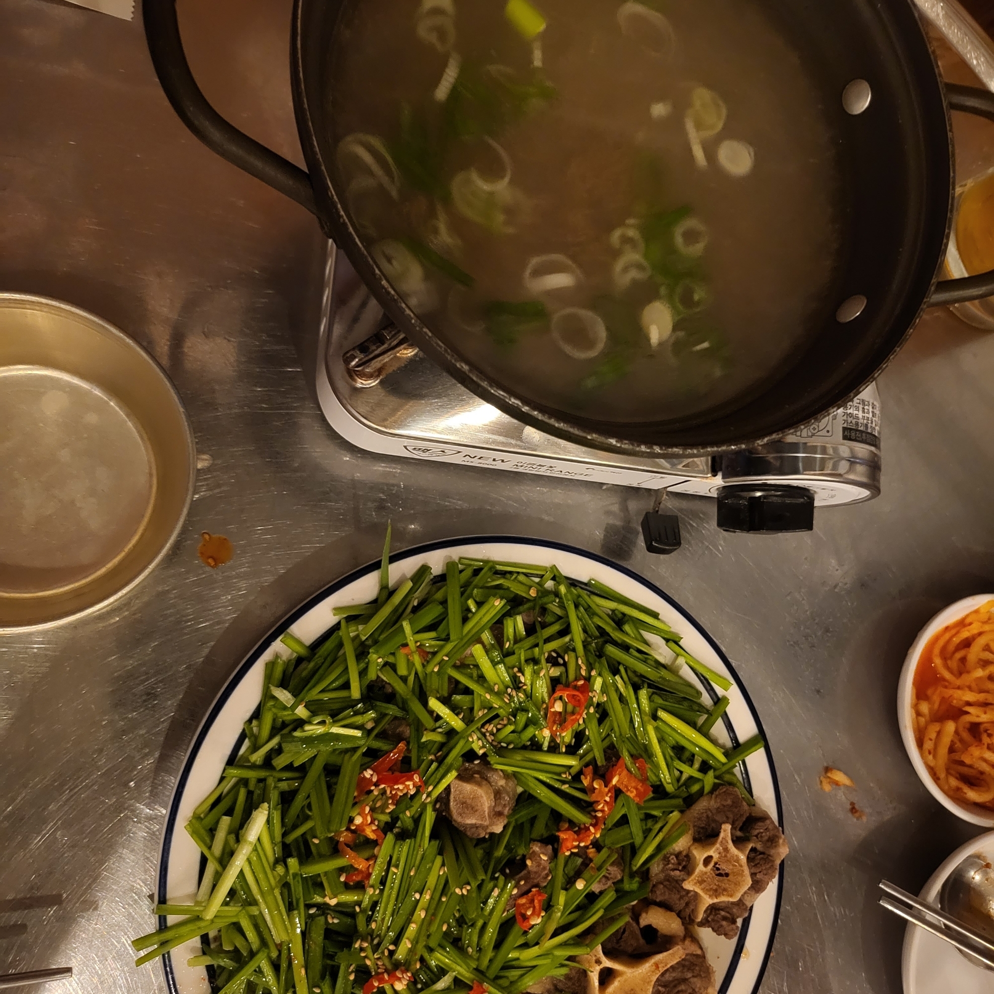 반찬으로 나오는 김치랑 두부가 맛있다. 전반적으로 기본이 안되어 있음
