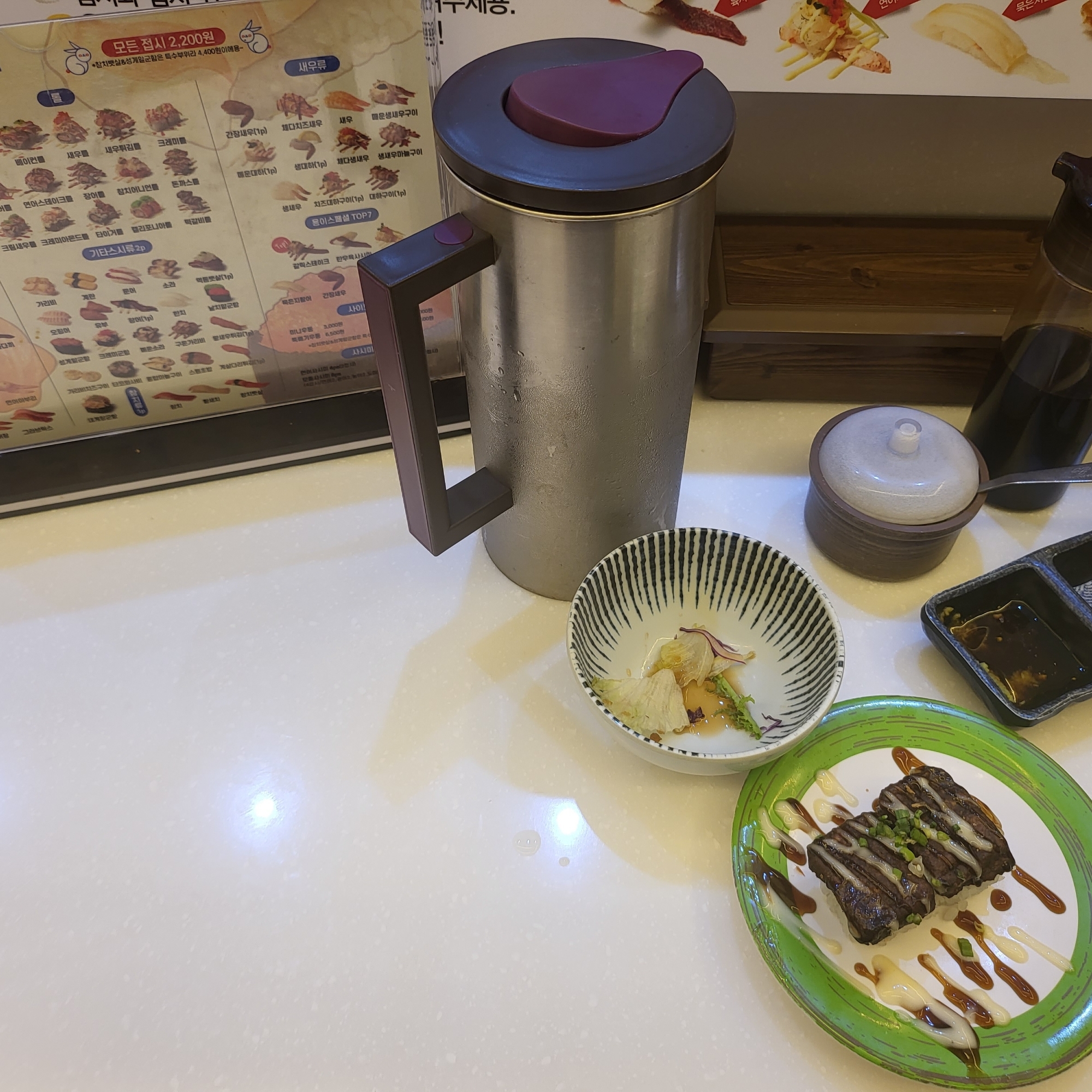 분위기, 맛, 가격, 위생 다 별로. 문을 얄어놓고 장사해서 벌레들이랑 같이 먹을 수 있음.