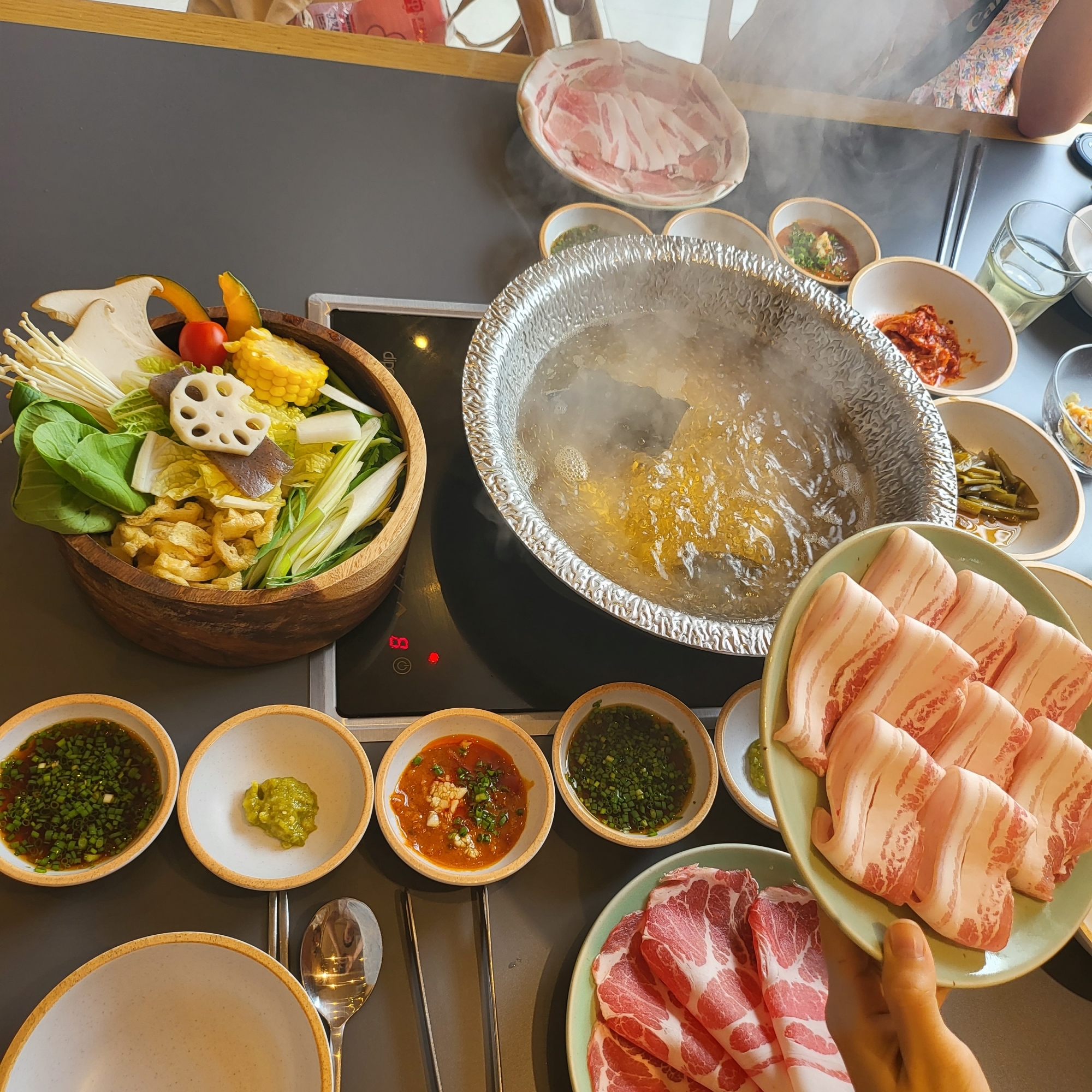야채 무한. 스시 국물 맛있음