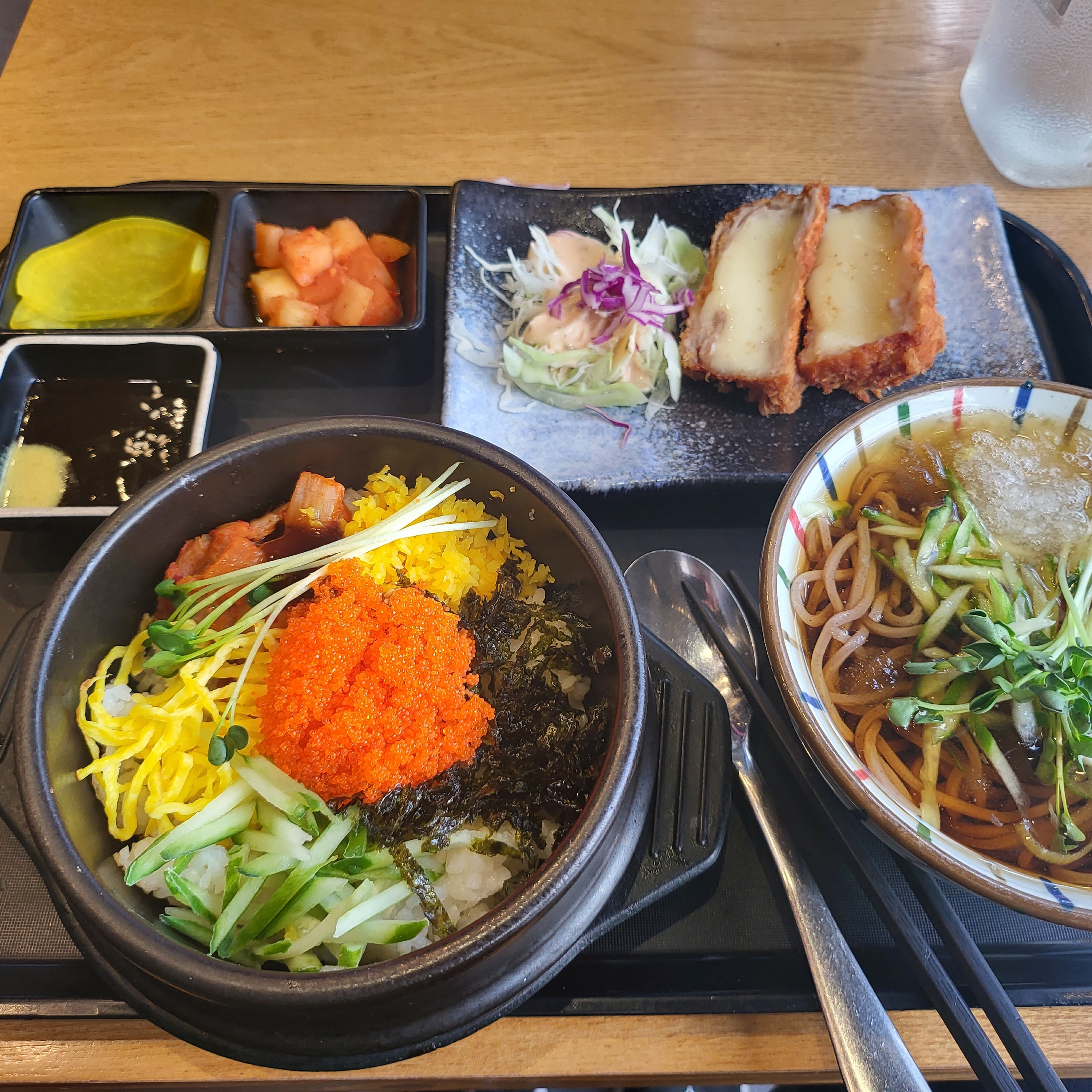 맛도 그저그럼. 위치만 좋다.
내가 먹은게 젤 맛없는 건가 싶음