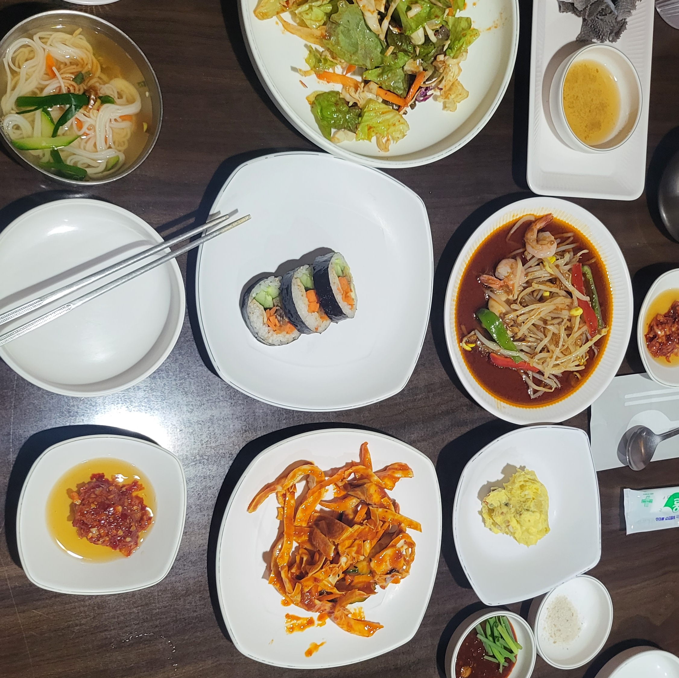 뭉티기가 숙성인것 빼고 다 좋았음.
반찬이 너무 맛있다.
뭉티기는 금요일에 먹으러 가면 안될듯?