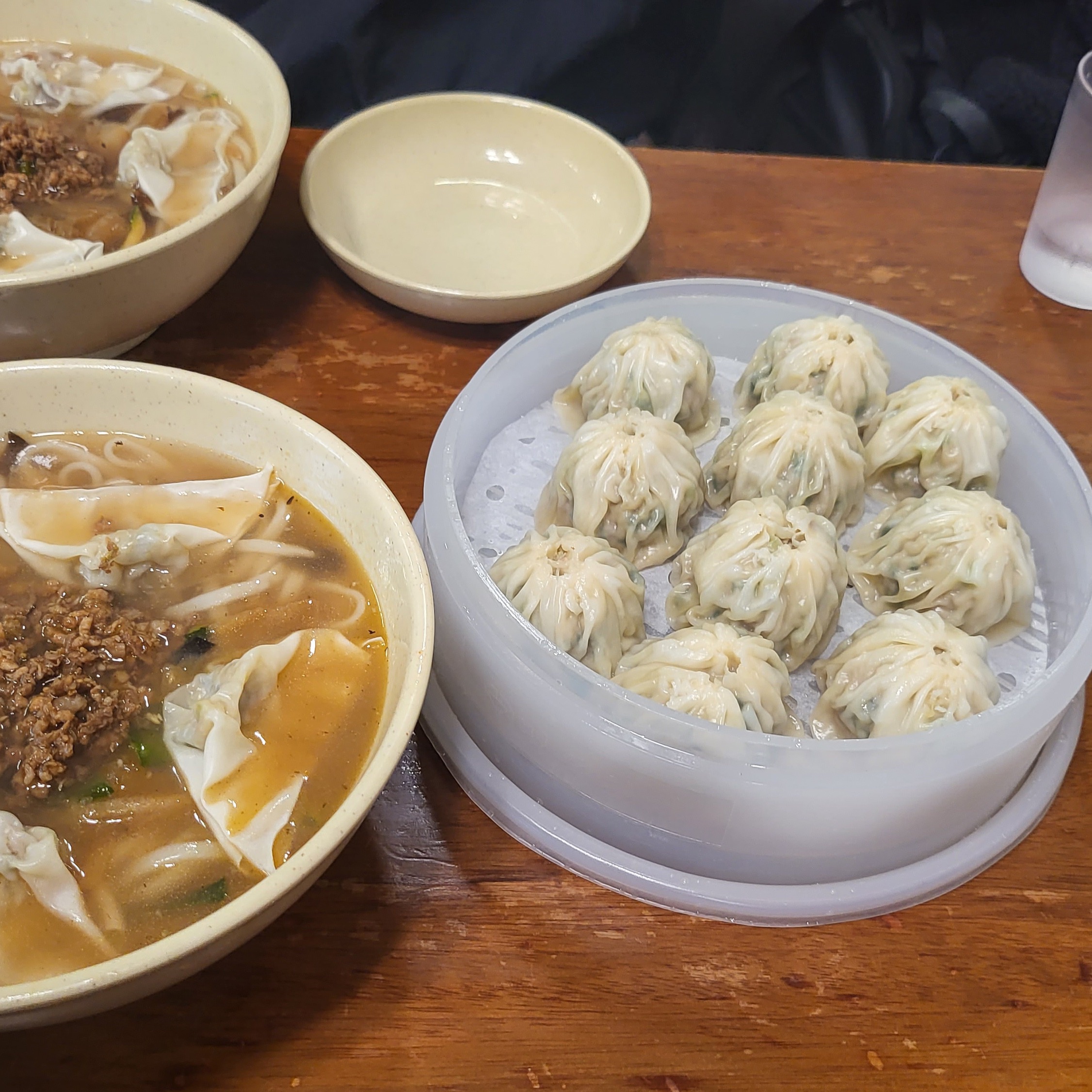 마늘향 강한 김치가 진짜 맛있음.
칼국수 만두도 맛남.
마지막으로 먹었을 때 이전만큼의 감동은 없는 듯