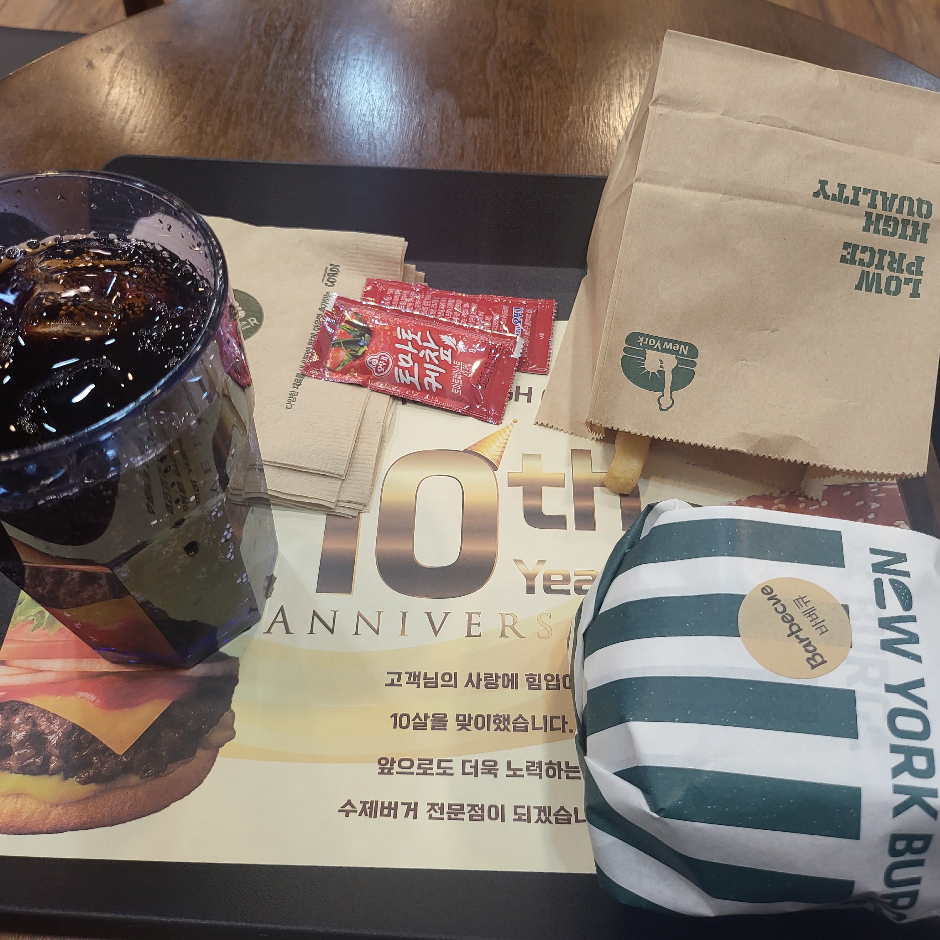 진짜 순수하게 맛이 없음. 냄새만 좋다. 혹시나 해서 한번 더 가봄.
인테리어가 문제인가?
튀김 냄새가 너무 좋아서 또 갔다.
뚱카츠 시켰는데 튀김이 정말 깔끔했으나 맛이 없다.
오징어 스택도 냄새는 좋은데 맛이 없다. 
덜 자극적인걸 좋아한다면 추천.
튀김 냄새는 정말 좋다.