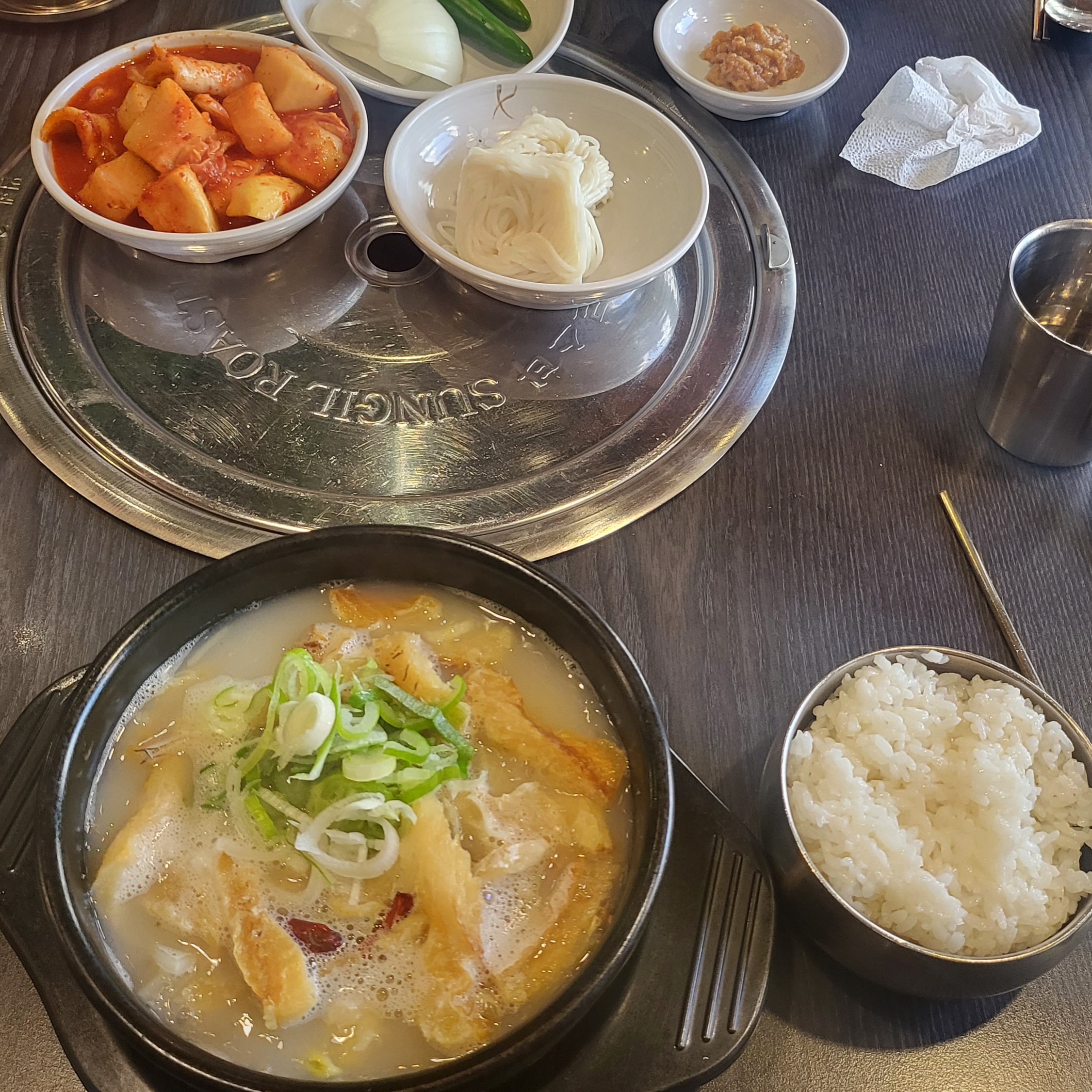 북어설렁탕 맛없음. 나물을 더 먹고 싶을때 시킬 것.