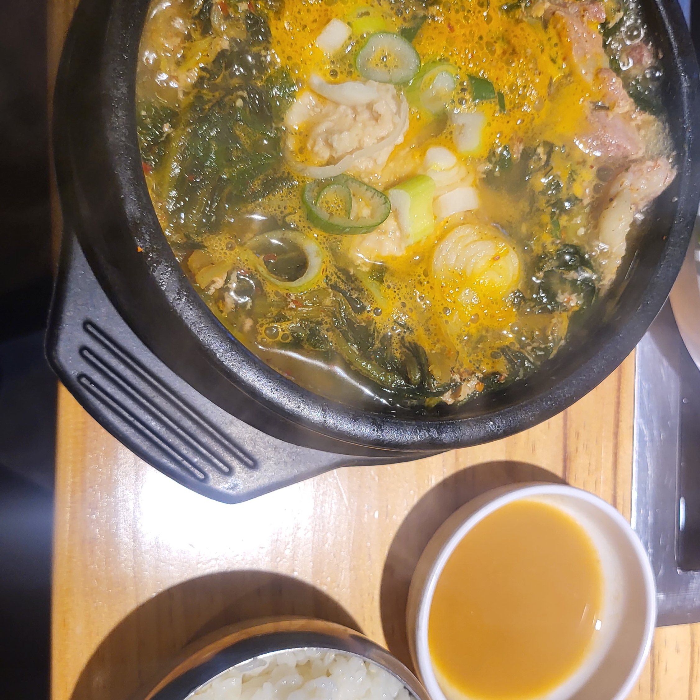 비지랑 주는 감자탕.
맛있긴한데 마지막에 음식에서 개미 같은게 나옴...
여친이랑 나중에 전골 먹기로 함