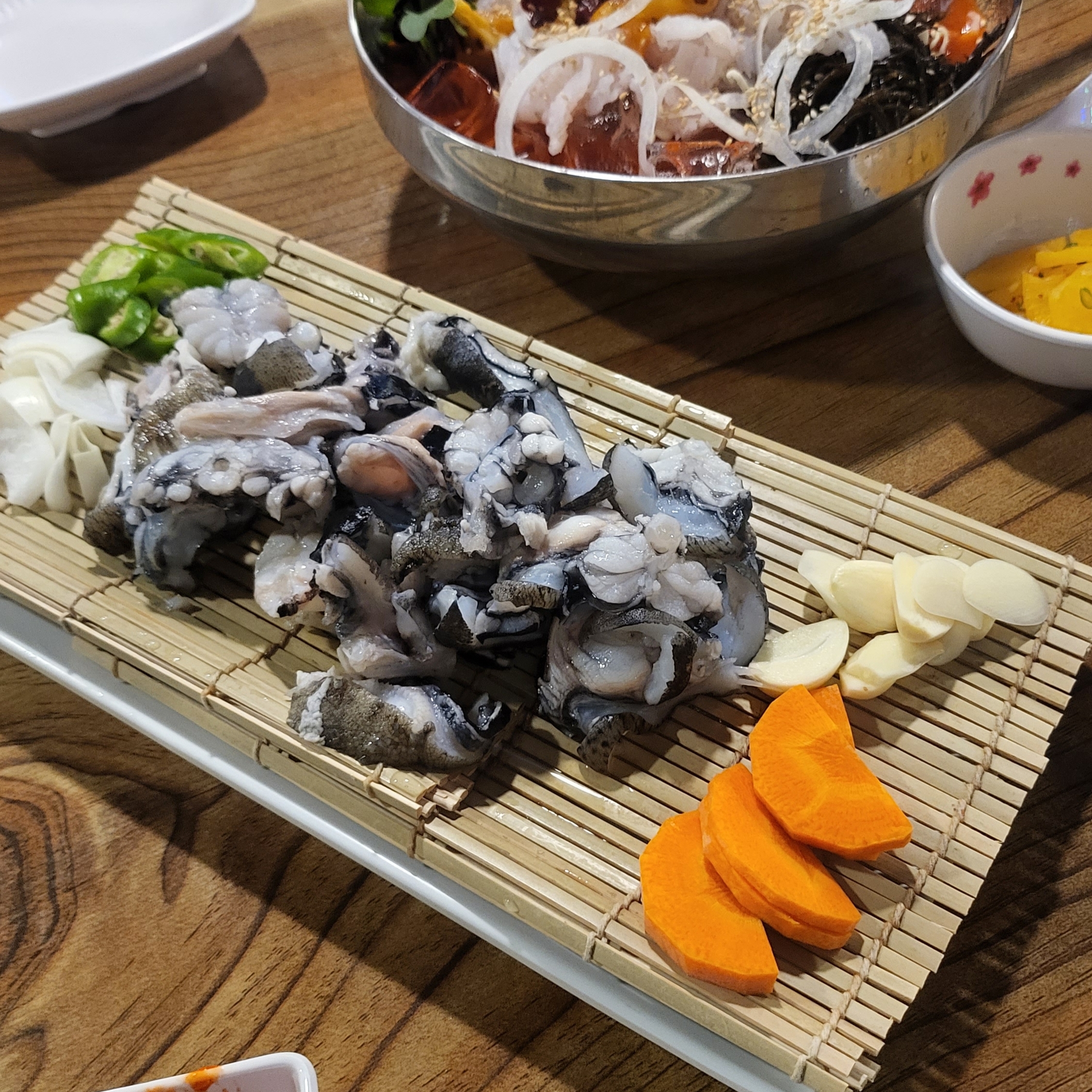 심퉁이 식감이 특이함 ㅋㅋ 양 많다.
직접 잡아와서 만들어 줌