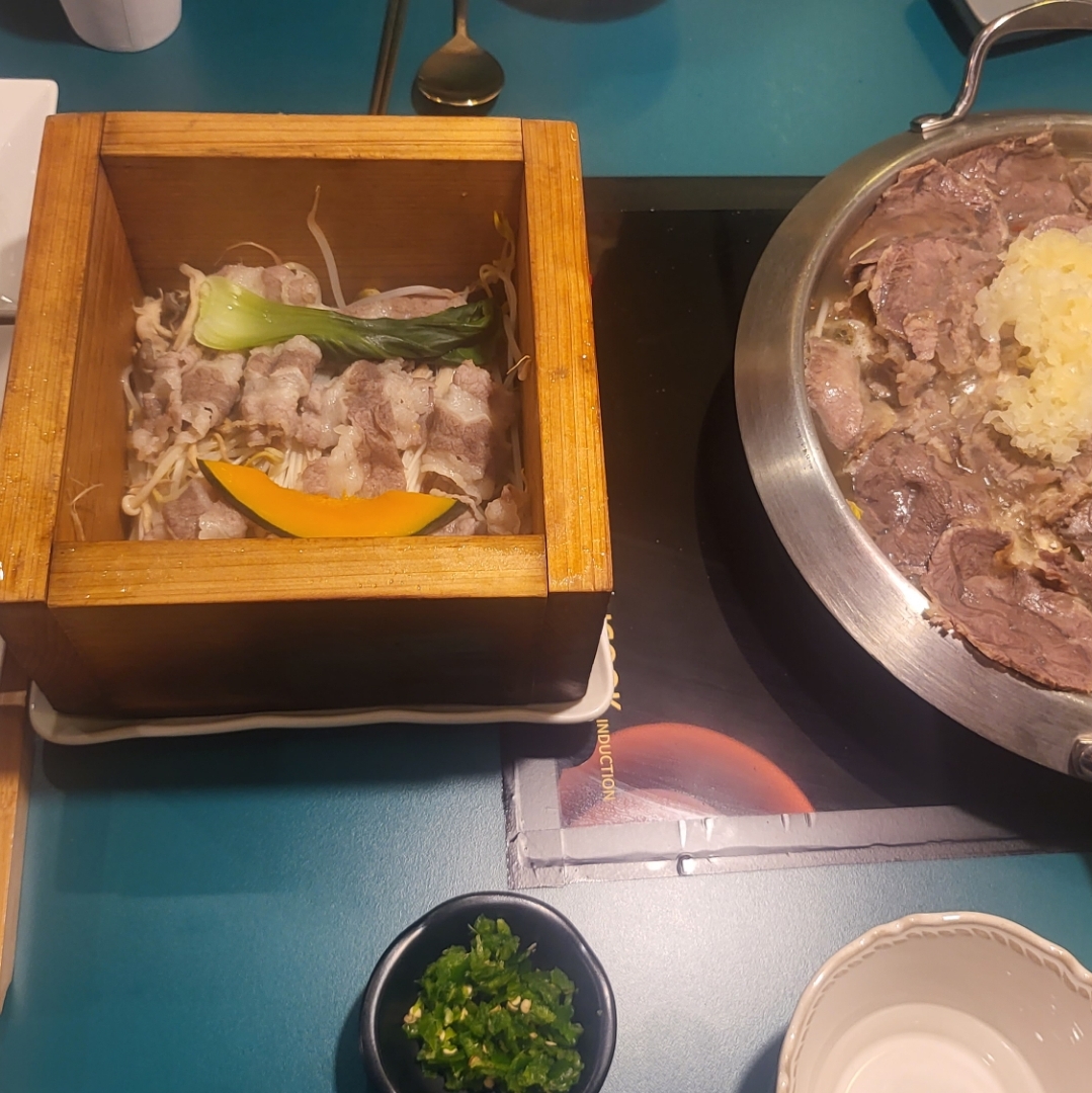 물과 만두전골에서 인위적인 맛이 많이 남.