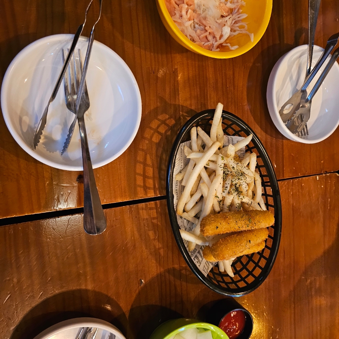 특별한 맛. 유명세에 비해 줄 안 섬. 세명이면 한마리에 사이드 한 두개가 적당함.