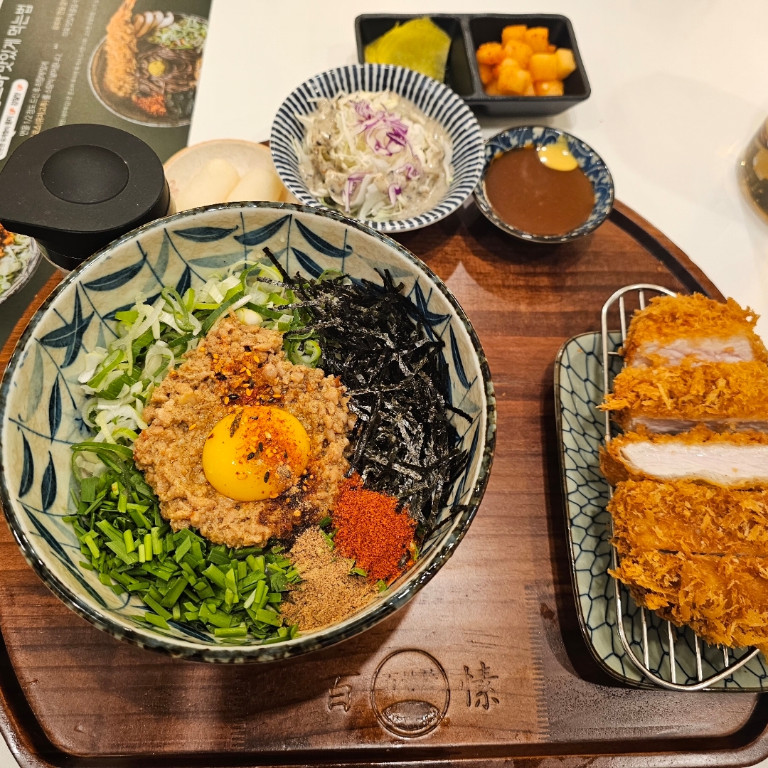 맛은 그럭저럭 있는데 비싸다.
모양만 흉내내고 감칠맛이 일절 없다. 
엄청 맛난것도 아님
서면 칸다소바의 반도 안됨