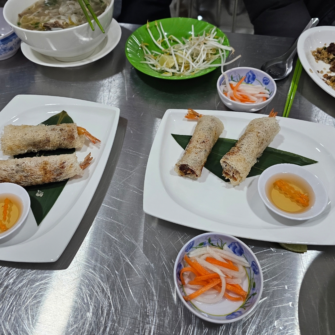 쌀국수도 맛있지만 볶음밥이 특별하다.
짜조도 특별하고 맛있음.