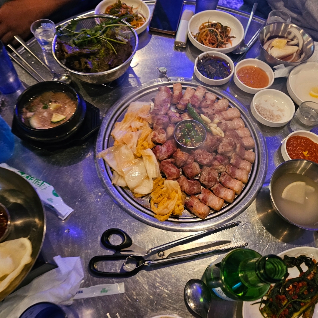 고기를 정말 맛있게 잘 굽는다