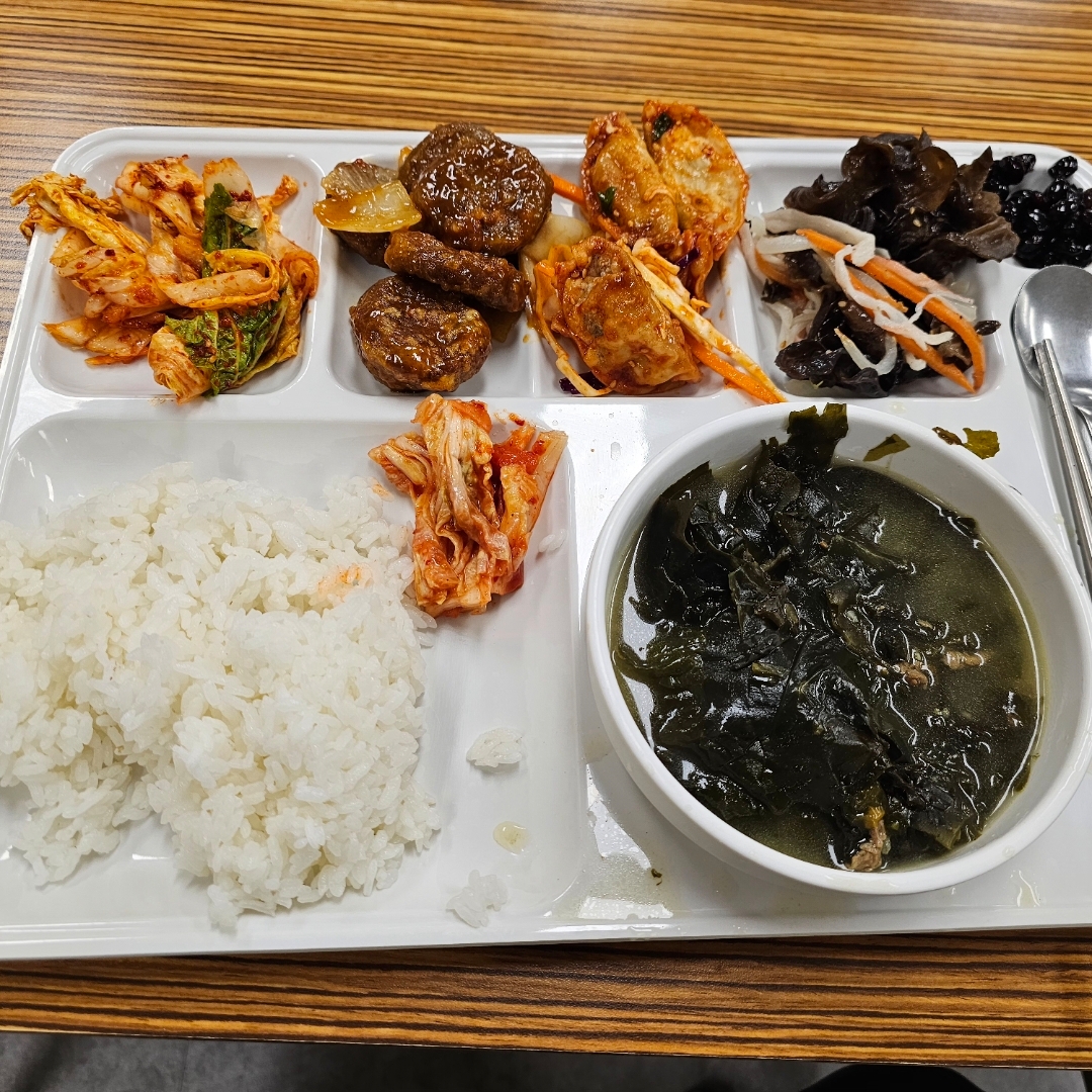 잘나오는 부산역 구내식당 느낌.
8천원.