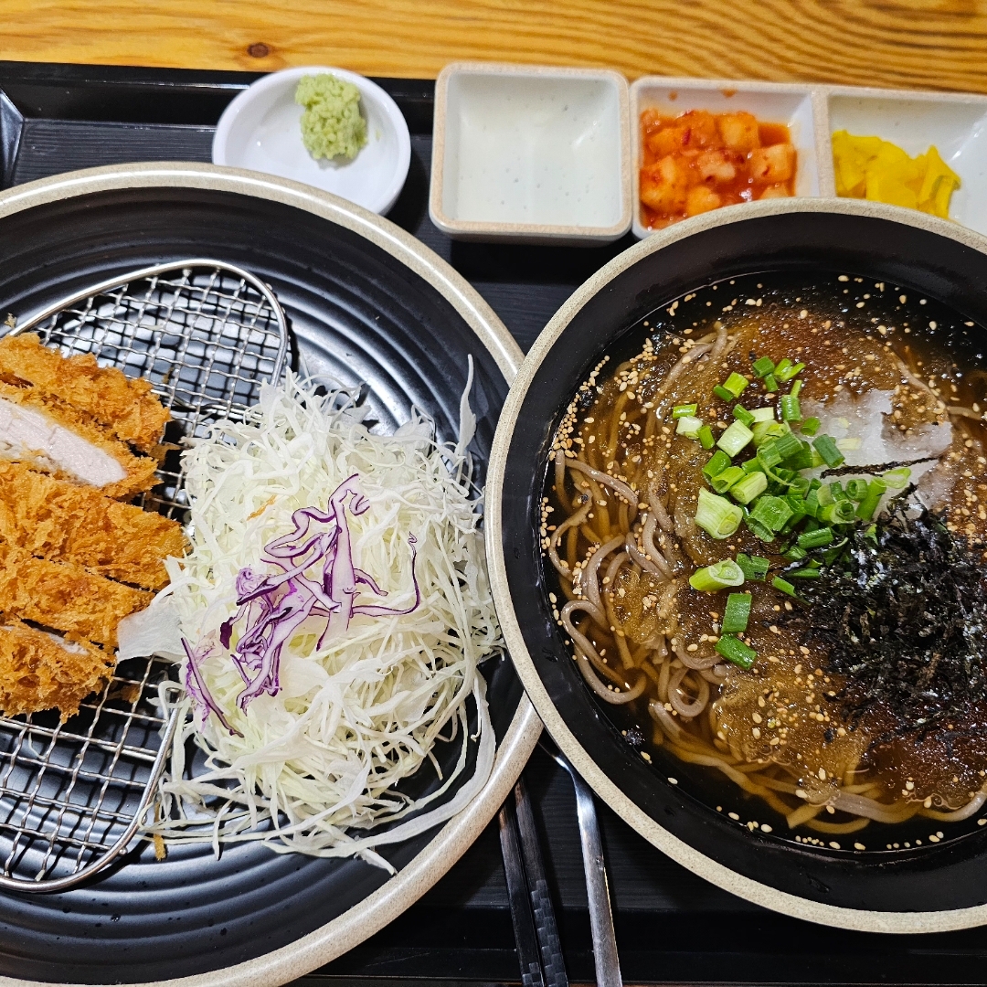 면이 안 꼬들함.
김치우동 맛있다는데 먹어보자