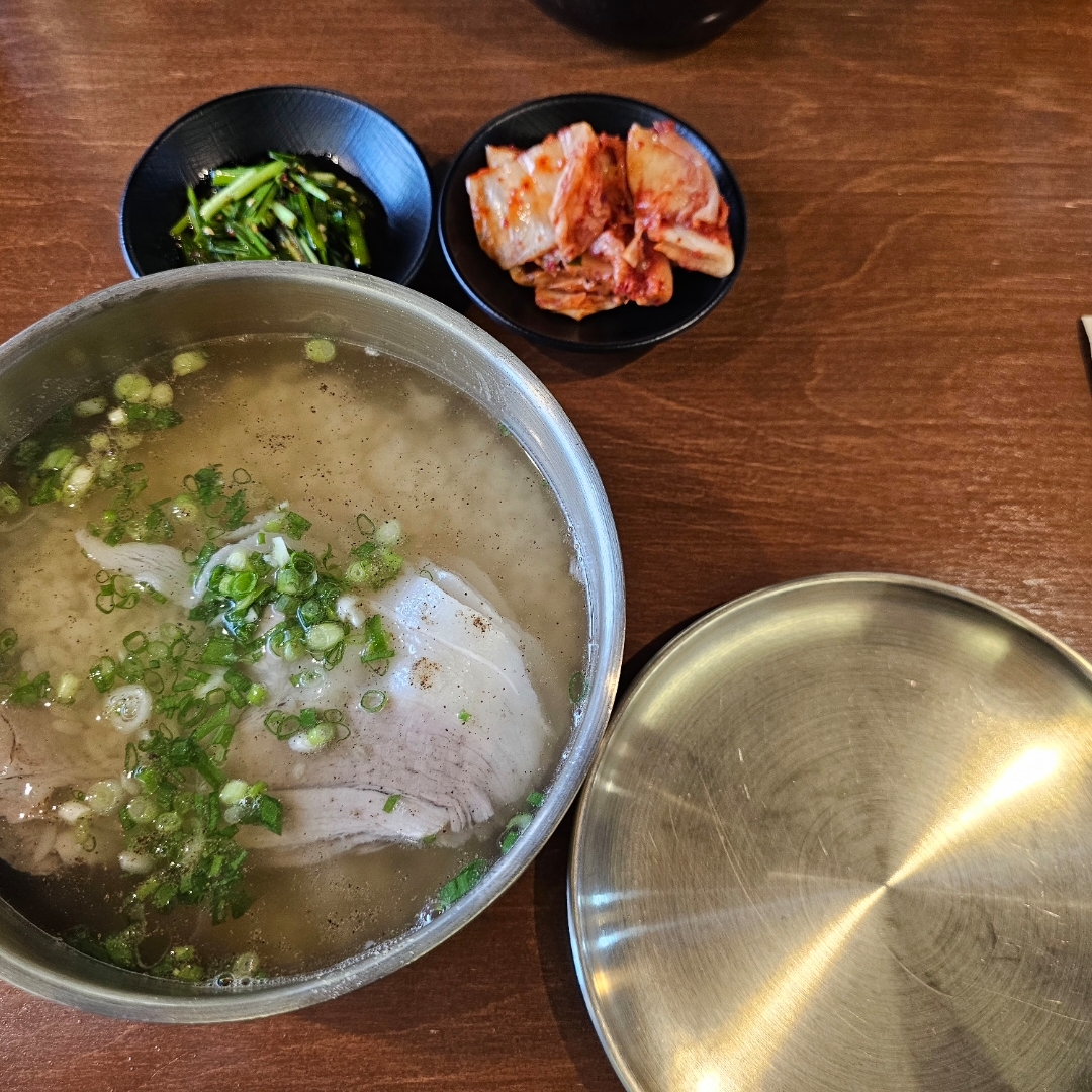 깔끔한 국물.
밥, 국물, 반찬 무한리필
만두는 속이 꽉차서 좋지만 맛은 그저그렇
직원이 정신 없음