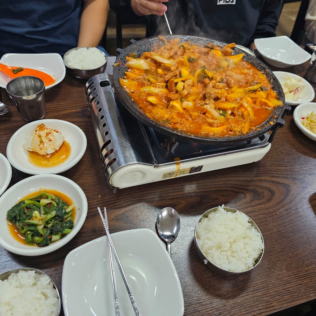 두루치기가 고기가 두툼한게 정말 맛있음.
먹으면서 없어지는게 아쉬운 두루치기는 처음인듯.
음식 나오는데 오래 걸림. 미리 전화하는게 좋다. 
닭도리탕은 인근에서 생닭을 사서 바로 해주는거라 전화로 일찍 시켜야함.
오리 주물럭도 일찍 전화. 
코스요리는 아주머니 특제 오마카세 12인이상 와야함.
반찬도 그렇고 아주머니 손맛이 장난아님