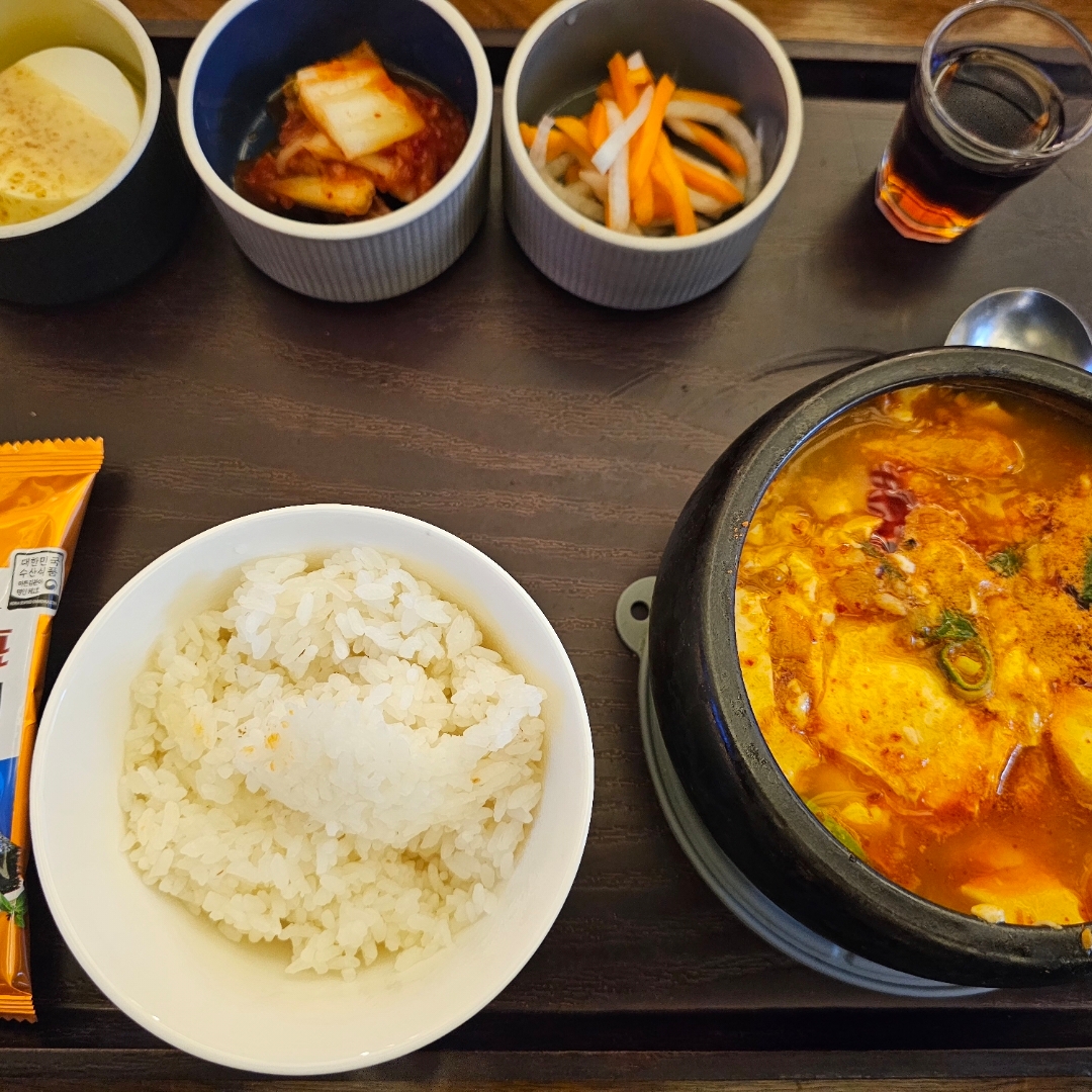 맛있긴함.
카레랑, 강된장이 맛있다고 함