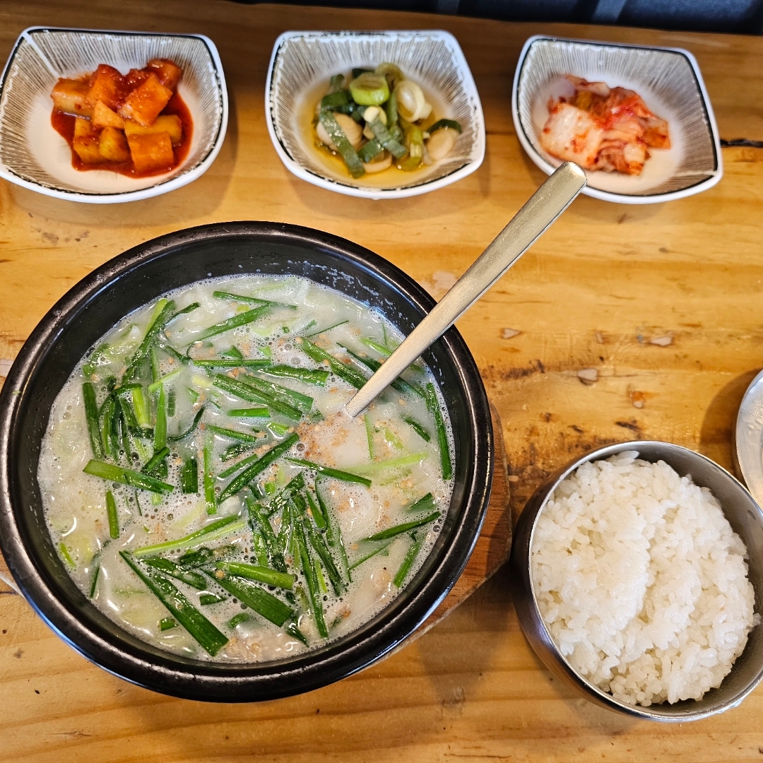 제주식인가?
국밥은 일단 아니다.
그래도 고기는 두껍고 적지 않음.