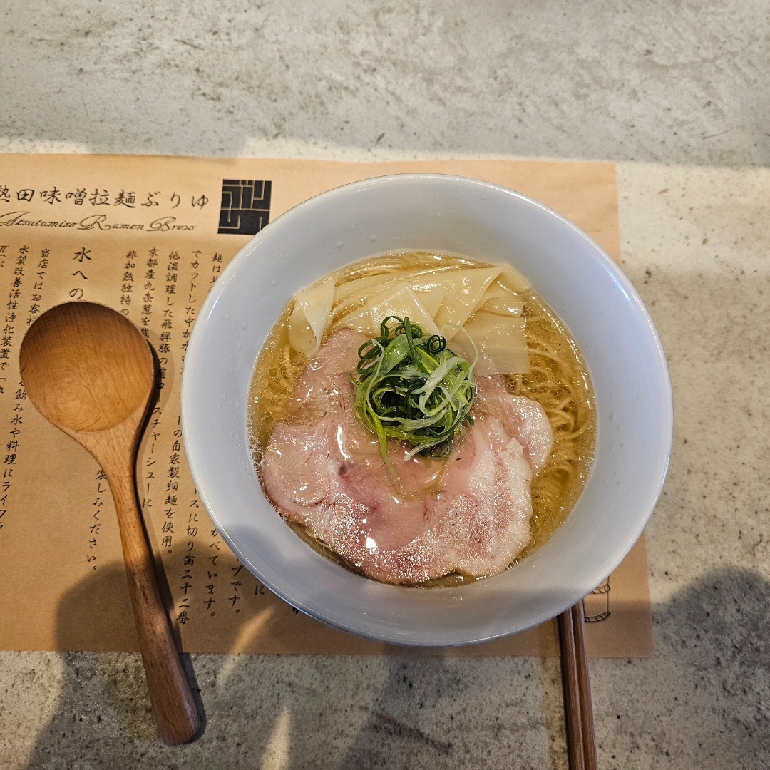 찐 로컬 느낌 맛집.
우연히 찾았는데 만족함.
대기 좀 있음, 기다릴만함.
번역기 없이 메뉴 선택 힘듦.
소 눈꺼풀밥(구글 번역, 실제로는 소, 돼지 넣은 덥밥)? 추가로 꼭 먹어야함.
맑은 국물, 미소 국물 둘 다 맛있음